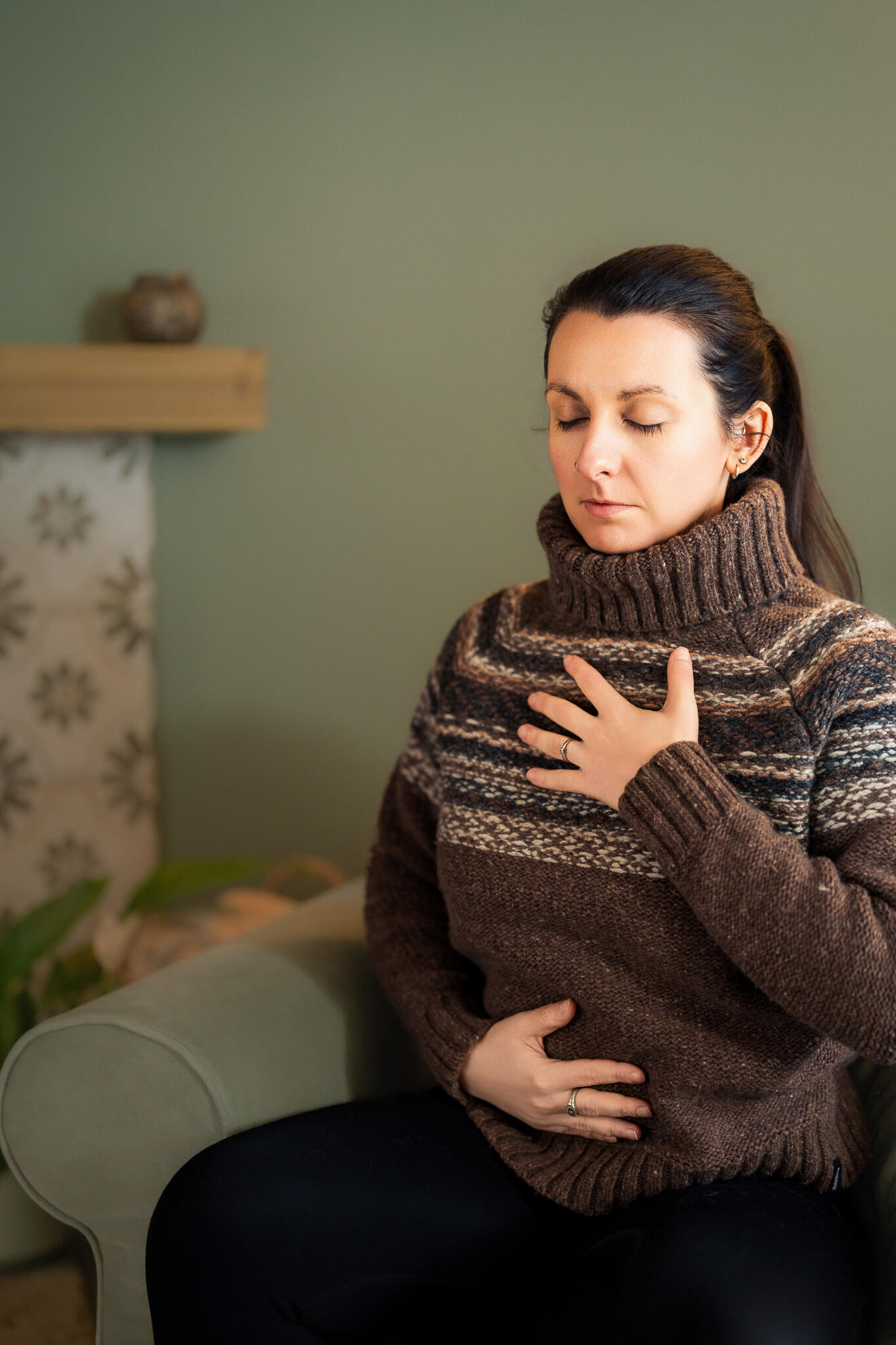 Brownyn running a coaching session Image of Bronwyn Benstead sat in a chair listening to a coaching client
